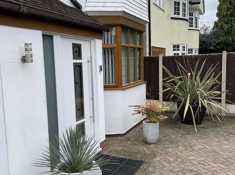 إقامة Beautiful 5 Bed House In Walsall