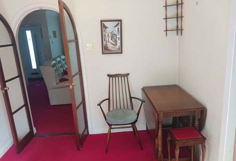 레지던스 Captivating 3 Bed House In Saint Helens