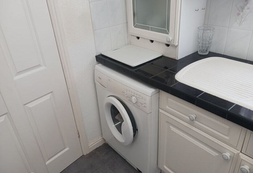 레지던스 Captivating 3 Bed House In Saint Helens