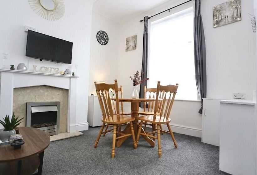 דירת נופש Charming 2 Bed Home In Blackpool Central W Parking