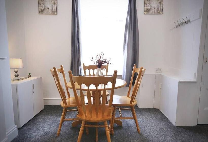 דירת נופש Charming 2 Bed Home In Blackpool Central W Parking