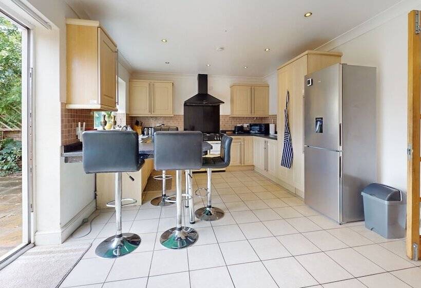 레지던스 Charming 5 Bed House In Grays