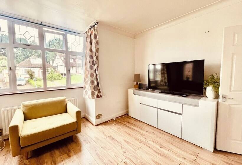 إقامة Immaculate 2 Bed House In Potters Bar
