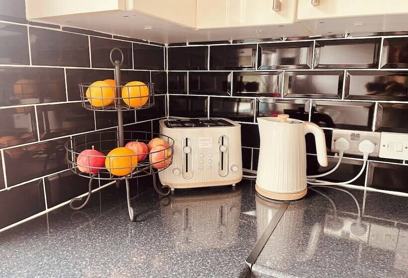 إقامة Immaculate 2 Bed House In Potters Bar