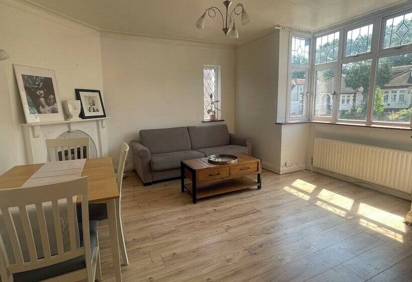 إقامة Immaculate 2 Bed House In Potters Bar