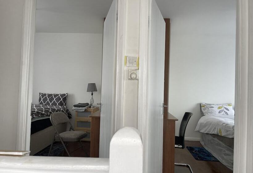 إقامة Immaculate 4 Bed House Near Heathrow Airport