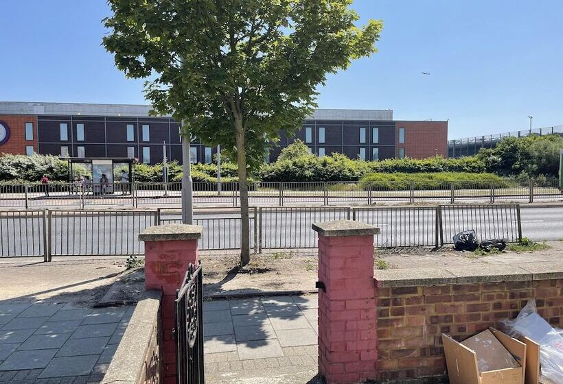 إقامة Immaculate 4 Bed House Near Heathrow Airport