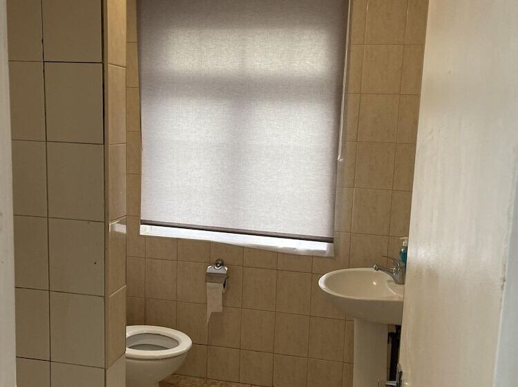 إقامة Immaculate 4 Bed House Near Heathrow Airport