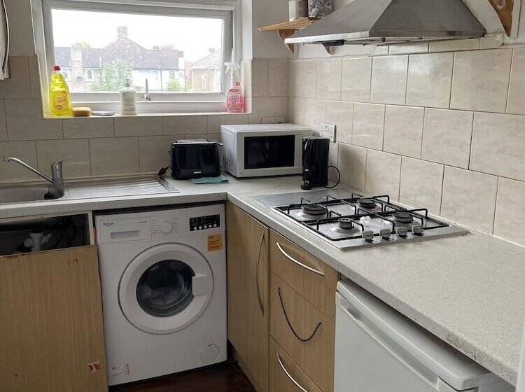 إقامة Immaculate 4 Bed House Near Heathrow Airport
