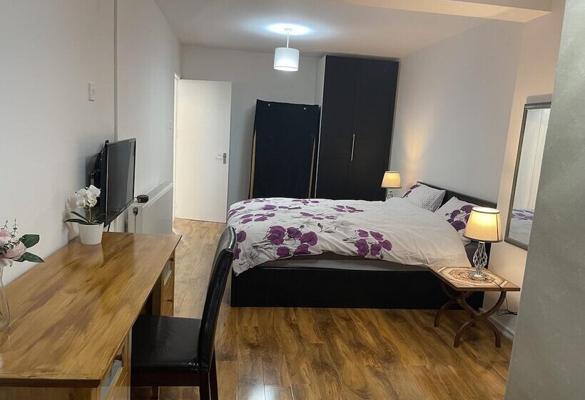 إقامة Immaculate 4 Bed House Near Heathrow Airport