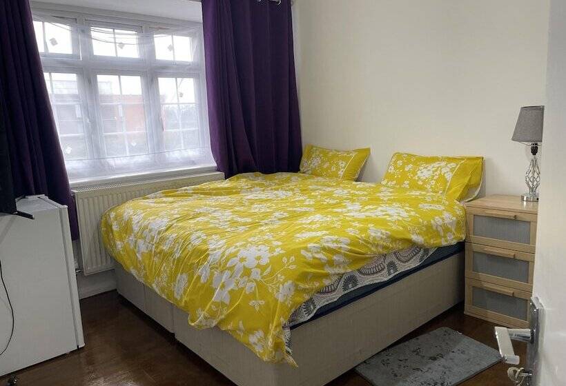 إقامة Immaculate 4 Bed House Near Heathrow Airport