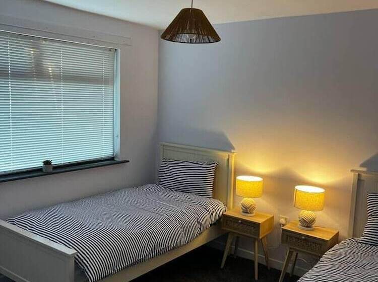 إقامة Immaculate Sea View 4 Bed House In Portstewart