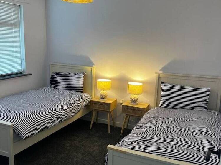 إقامة Immaculate Sea View 4 Bed House In Portstewart