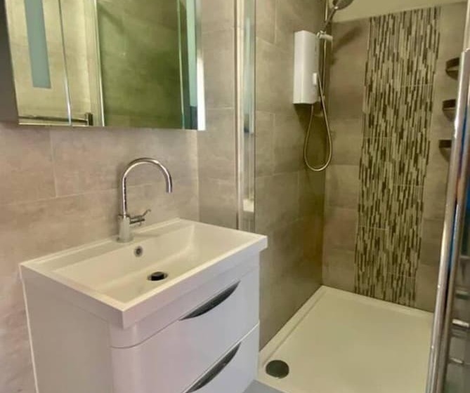 住所 Impeccable 3 Bed House In Thames Ditton