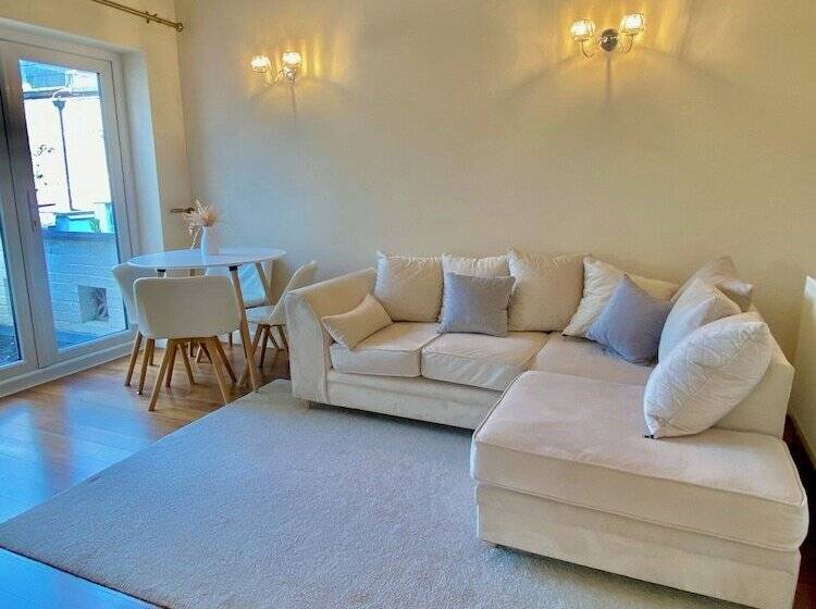 住所 Impeccable 3 Bed House In Thames Ditton