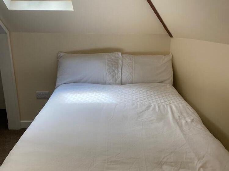 住所 Impeccable 3 Bed House In Thames Ditton