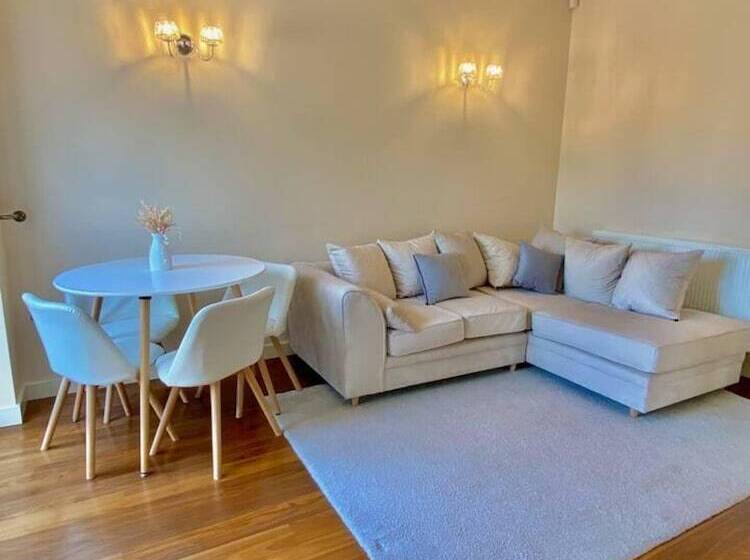 住所 Impeccable 3 Bed House In Thames Ditton