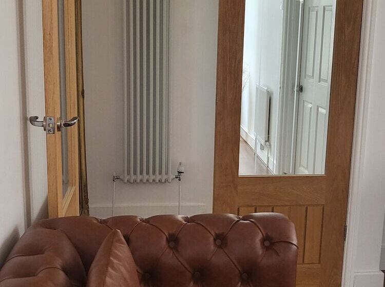 اقامتگاه Remarkable 1 Bed House The Entire First Floor