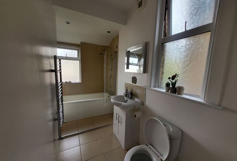 اقامتگاه Remarkable 1 Bed House The Entire First Floor