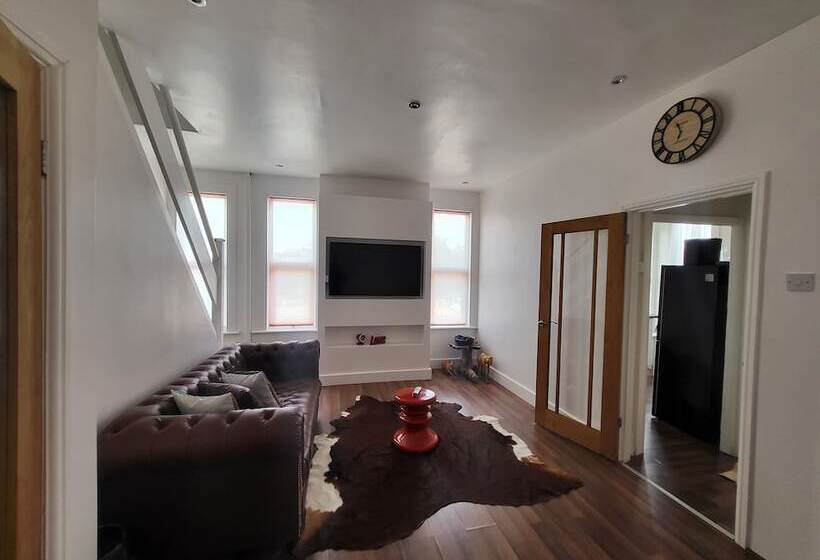 レジデンス Remarkable 1 Bed House The Entire First Floor