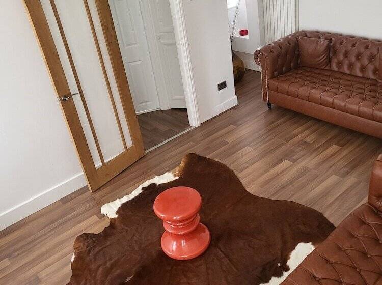 レジデンス Remarkable 1 Bed House The Entire First Floor