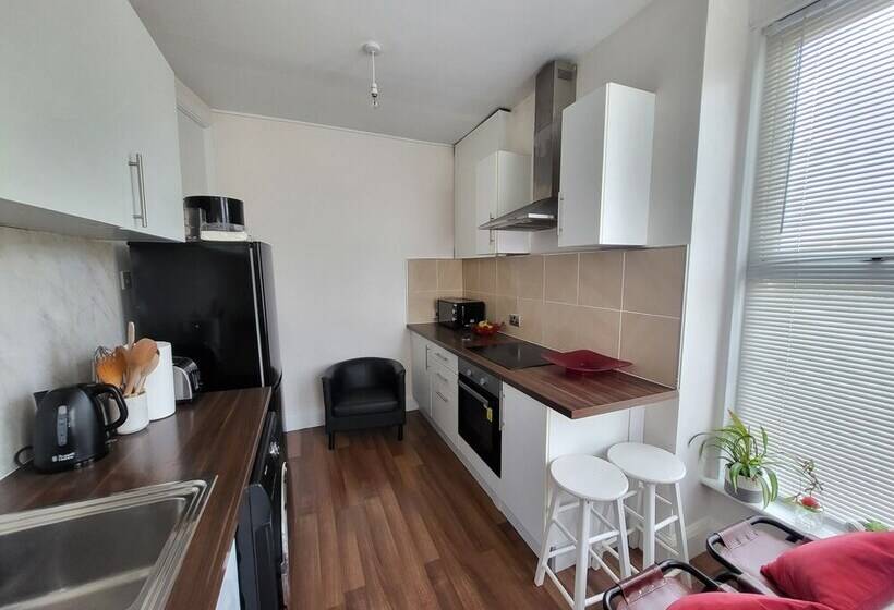 レジデンス Remarkable 1 Bed House The Entire First Floor