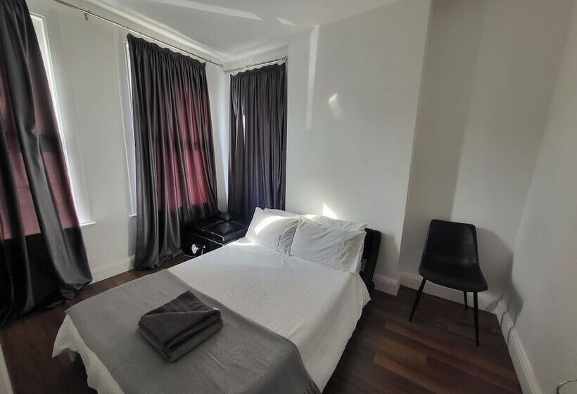 レジデンス Remarkable 1 Bed House The Entire First Floor