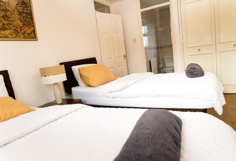 Резиденция Spacious 4 Bed Home In Milton Keynes Free Parking