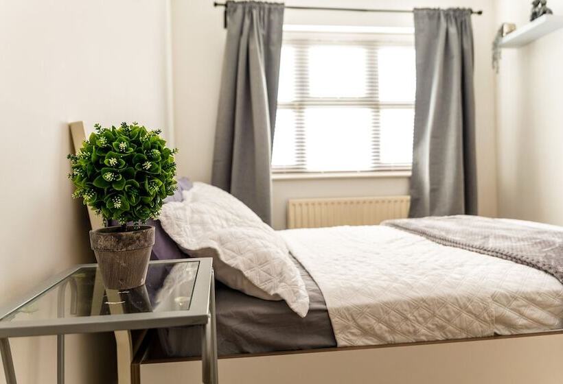 Резиденция Spacious 4 Bed Home In Milton Keynes Free Parking