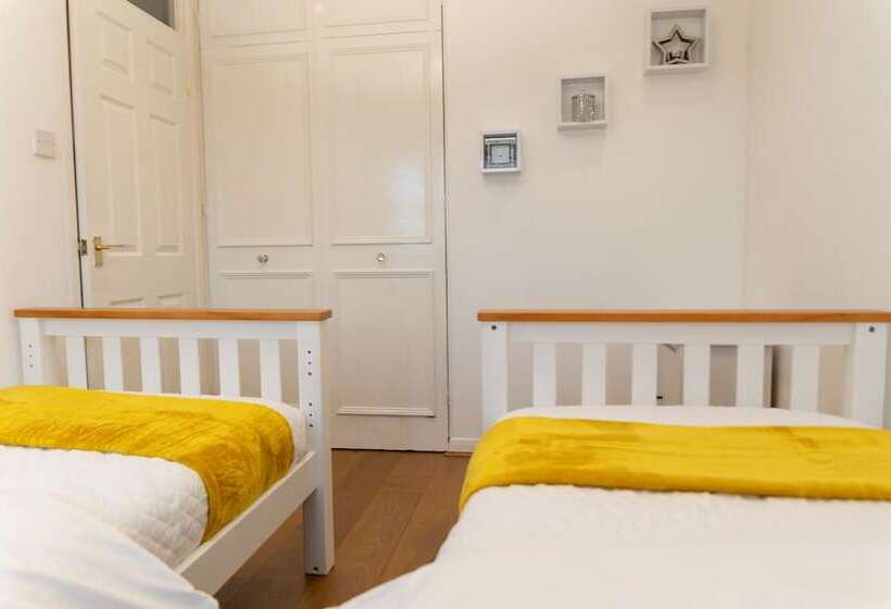 Резиденция Spacious 4 Bed Home In Milton Keynes Free Parking