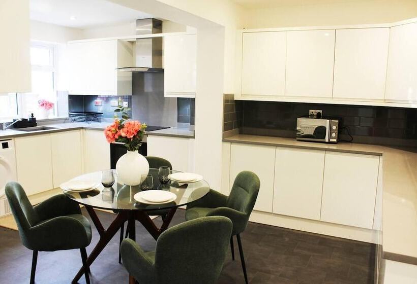 Резиденция Spacious 4 Bed Home In Milton Keynes Free Parking