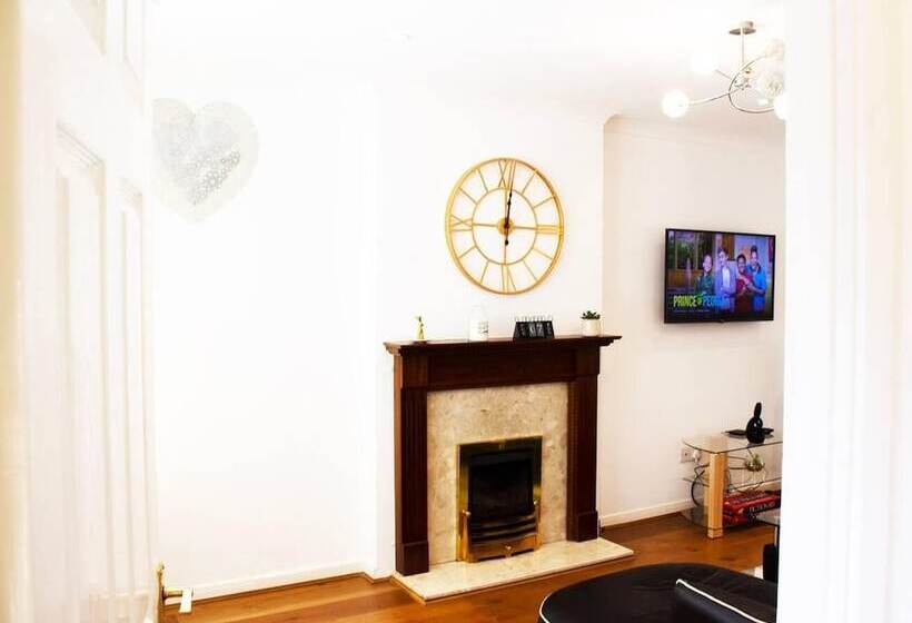 Резиденция Spacious 4 Bed Home In Milton Keynes Free Parking