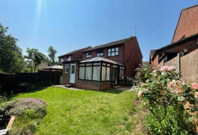 Резиденция Spacious 4 Bed Home In Milton Keynes Free Parking