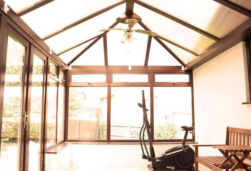 Резиденция Spacious 4 Bed Home In Milton Keynes Free Parking