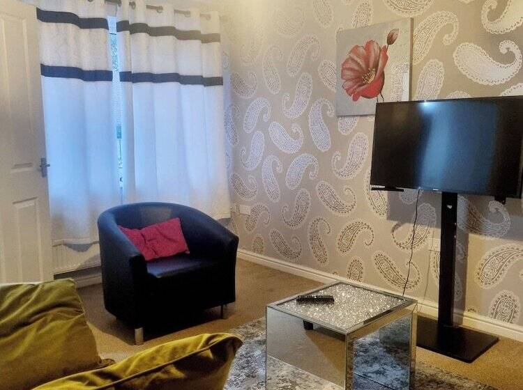 إقامة Stunning 3 Bed Home At The Heart Of Wolverhampton