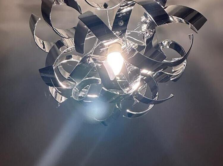 إقامة Stunning 3 Bed Home At The Heart Of Wolverhampton