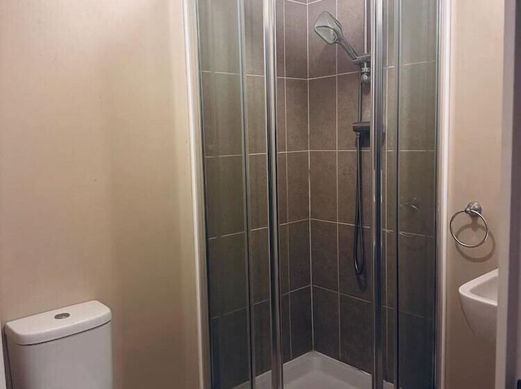 إقامة Stunning 3 Bed Home At The Heart Of Wolverhampton