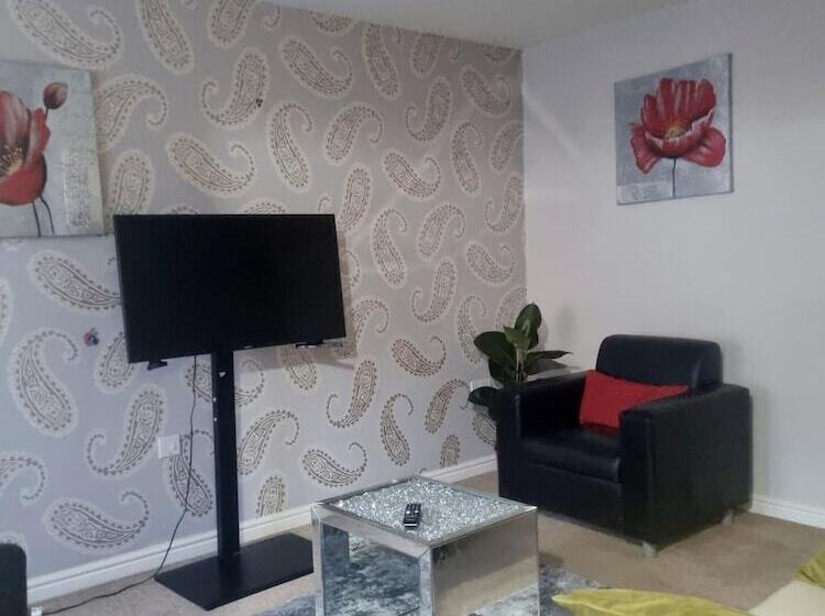 إقامة Stunning 3 Bed Home At The Heart Of Wolverhampton