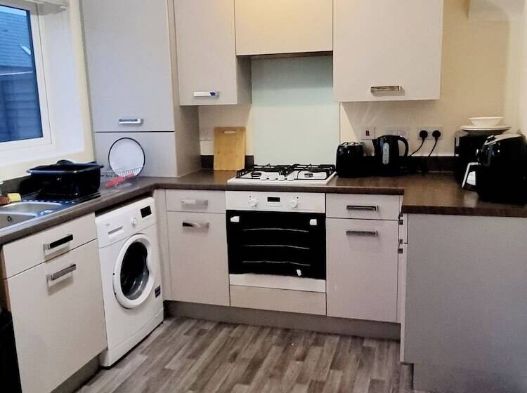 إقامة Stunning 3 Bed Home At The Heart Of Wolverhampton