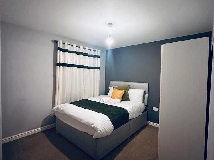 إقامة Stunning 3 Bed Home At The Heart Of Wolverhampton