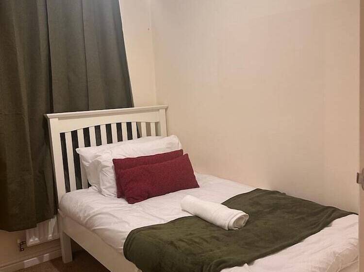 إقامة Stunning 3 Bed Home At The Heart Of Wolverhampton