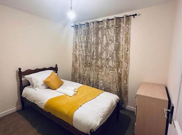 إقامة Stunning 3 Bed Home At The Heart Of Wolverhampton