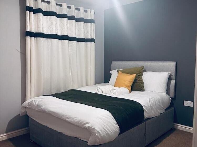 إقامة Stunning 3 Bed Home At The Heart Of Wolverhampton