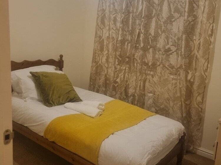 إقامة Stunning 3 Bed Home At The Heart Of Wolverhampton