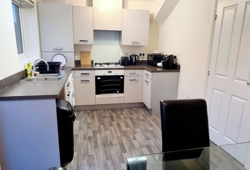 إقامة Stunning 3 Bed Home At The Heart Of Wolverhampton