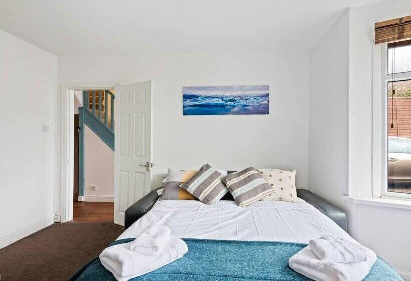 住所  Stunning 5 Bed House In Leeds Contractors Welcome