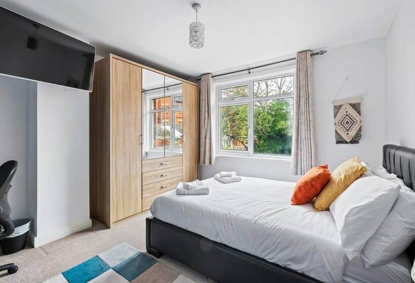 住所  Stunning 5 Bed House In Leeds Contractors Welcome