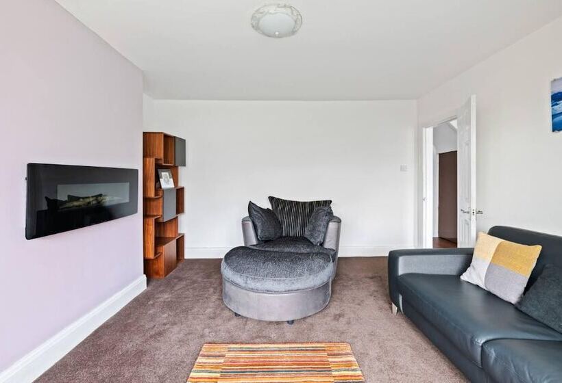 住所  Stunning 5 Bed House In Leeds Contractors Welcome