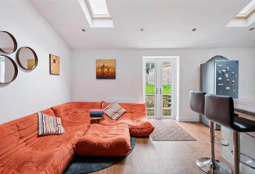 住所  Stunning 5 Bed House In Leeds Contractors Welcome