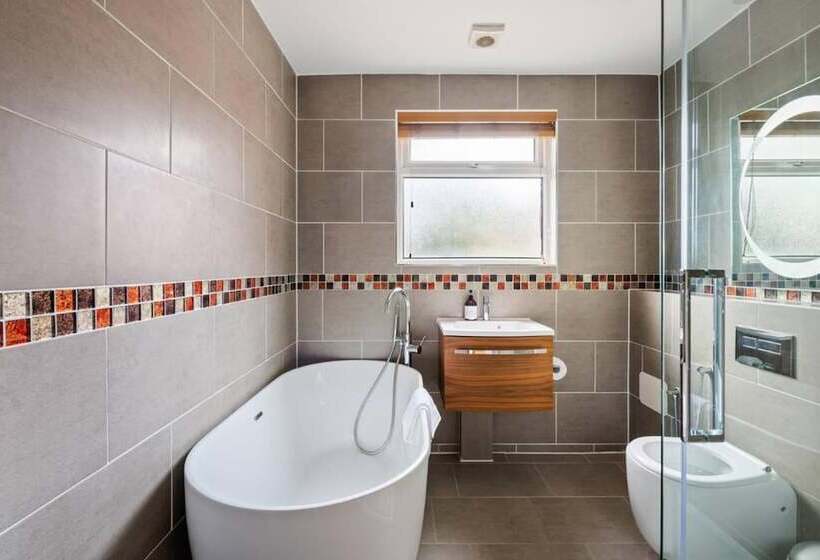 住所  Stunning 5 Bed House In Leeds Contractors Welcome